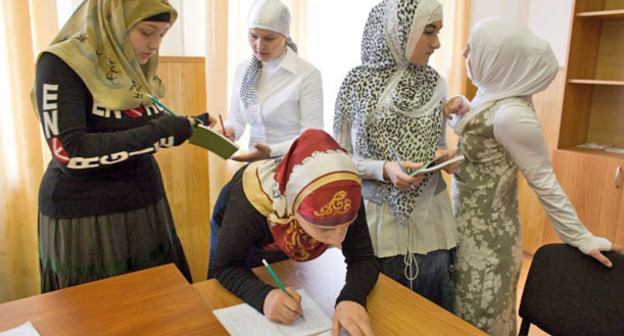 Девушки в хиджабах. Фото: ГIАЛГIАЙЧЕ Новости Факты Аналитика http://galgayche.org/?p=3541