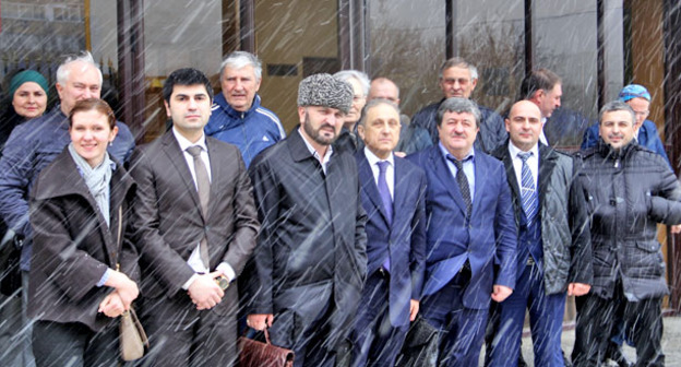 Адвокаты Курман-Али Байчорова возле здания Ставропольского краевого суда. 5 марта 2015 г. Фото Магомеда Туаева для "Кавказского узла"