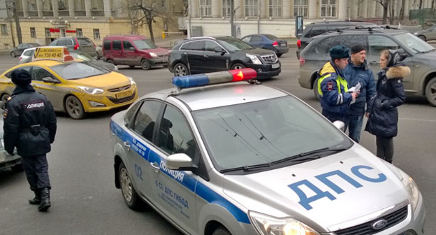 Сотрудники полиции на месте проведения панихиды по Борису Немцову. Москва, 3 марта 2015 г. Фото Вячеслава Ферапошкина для "Кавказского узла"