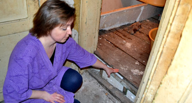 Жительница Сочи Анна Ткачева показывает ванную комнату, где ей на голову упала с потолка балка. Сочи, 6 марта 2015 г. Фото Светланы Кравченко для "Кавказского узла"