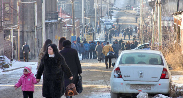 Улица возле церкви Святого Ншана в Гюмри, где проходила панихида по Сереже Аветисяну. 20 января 2015 г. Фото Нарека Тумасяна для «Кавказского узла»