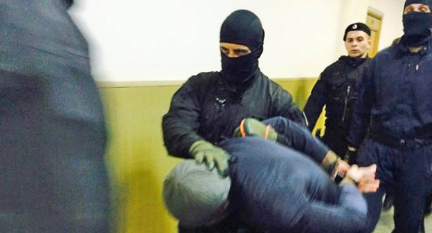 Обвиняемого Анзора Губашева заводят в зал суда. Москва, 8 марта 2015 г. Фото корреспондента "Кавказского узла"