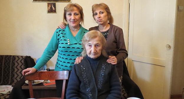 Нина Гаспарян вместе с дочерьми Фирузой и Мариной. Нагорный Карабаха, город Гадрут Гадрутского района. 27 февраля 2015 год. Фото Алвард григорян для "Кавказского узла"