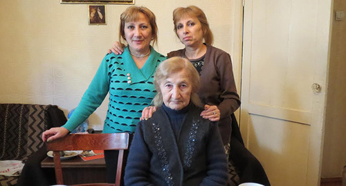 Нина Гаспарян вместе с дочерьми Фирузой и Мариной. Нагорный Карабаха, город Гадрут Гадрутского района. 27 февраля 2015 год. Фото Алвард григорян для "Кавказского узла"