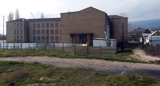 Школа, обнесённая строительным забором. Фото Вячеслава Стародубца