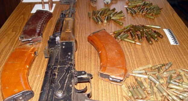 Пограничники изъяли автомат и 500 патронов. Фото: http://bloknot-rostov.ru/news/v-rostovskoy-oblasti-za-vvoz-boepripasov-iz-ukrain-585447