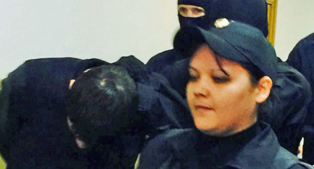 Заура Дадаева ведут по коридору Басманного суда Москвы. 8 марта 2015 г. Фото корреспондента "Кавказского узла"