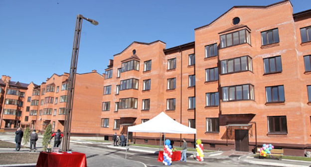 Новые дома для работников бюджетной сферы на улице Магкаева. Владикавказ, 10 марта 2015 г. Фото Вячеслава Джанаева для "Кавказского узла"