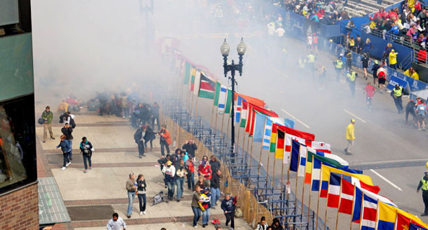 На месте происшествия в первую минуту после взрыва. Бостон, 15 апреля 2015 г. Фото: Aaron "tango" Tang https://ru.wikipedia.org