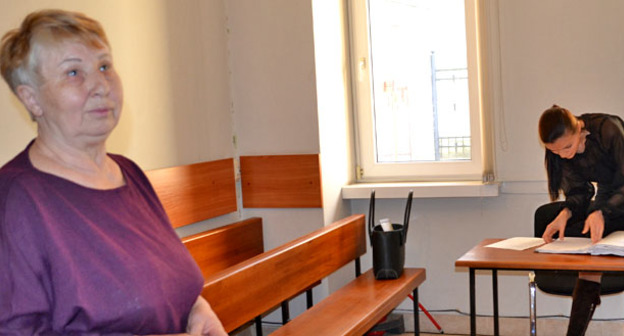 Нина Дубовая (слева) и представитель ответчицы Шахламджян в зале судебного заседания. Сочи, март 2015 г. Фото Светланы Кравченко для "Кавказского узла"