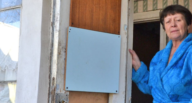 Мама Анны Ткачевой говорит, что Анна лежит больная после ударом по голове балкой и не смогла выехать в суд. Сочи, 11 марта 2015 г. Фото Светланы Кравченко для "Кавказского узла"