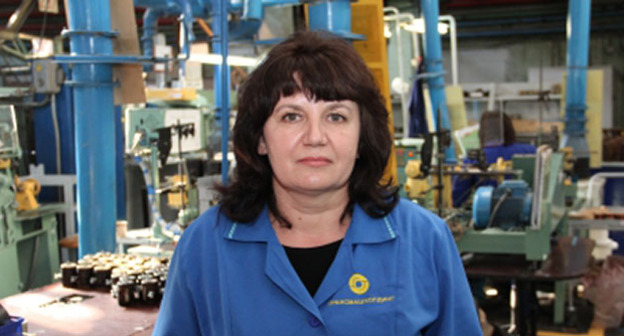 Намотчик катушек  обмоточно-изоляционного цеха завода НЭВЗ. Фото Дмитрия Ибраимова, http://www.nevz.com/js/tiny_mce/plugins/imagemanager/photos/pressa/2015/fedorova1.jpg