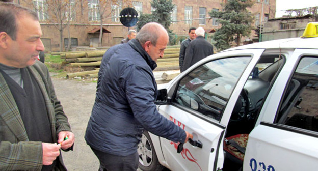 Группа таксистов провела акцию в поддержку нового закона о лицензировании частных такси. Ереван, 13 марта 2015 г. Фото Армине Мартиросян для "Кавказского узла"