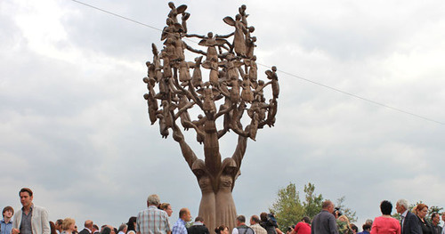 Древо скорби на мемориальном кладбище в Городе ангелов. Беслан. Фото Эммы Марзоевой для "Кавказского узла"