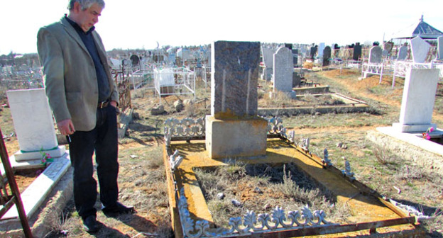 Ринат Якупов показывает разбитые могилы на Центральном мусульманском кладбище. Астрахань, 15 марта 2015 г. Фото Вячеслава Ященко для "Кавказского узла"