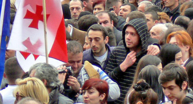 Флаг Грузии держат сторонники "Единого национального движения". Фото Патимат Махмудовой для "Кавказского узла"