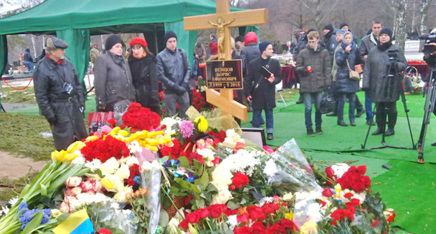 На могиле Бориса Немцова. Москва, 3 марта 2015 г. Фото Вячеслава Ферапошкина для "Кавказского узла"