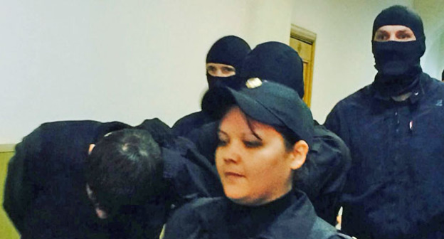 Заура Дадаева ведут по коридору Басманного суда Москвы. 8 марта 2015 г. Фото корреспондента "Кавказского узла"