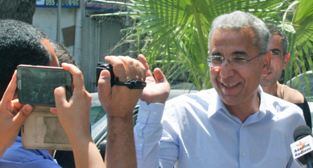 Интигам Алиев (справа) во время задержания. Баку, 8 августа 2015 г. Фото Азиза Каримова для "Кавказского узла"