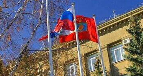 Флаг России и Волгограда у здания мэрии. Фото: http://fedpress.ru/sites/fedpress/files/irina_medvedeva/news/1_453.jpg