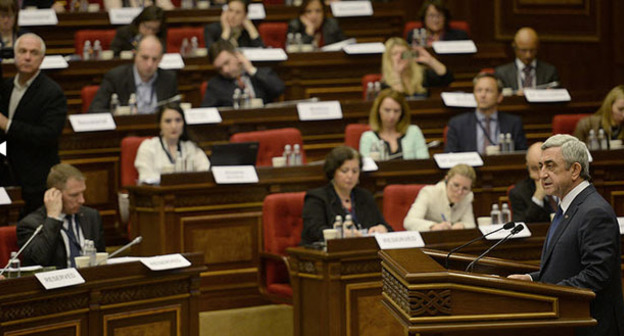 Четвертое пленарное заседание Парламентской ассамблеи "Евронест". Выступление Сержа Саргсяна. Ереван, 16 марта 2015 г. Фото: официальный сайт Президент Республики Армения http://www.president.am/