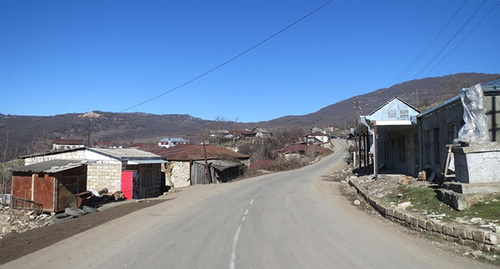 Асфальтирование автотрассы республиканского значения, соединяющей Степанакерт  с райцентром Мартуни через село Ннги было завершено в 2014 году. Община Ннги Мартунинского района Нагорного Карабаха. Фото Алвард Григорян для "Кавказского узла"