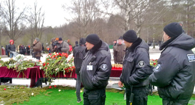 Охрана на кладбище во время похорон Бориса Немцова. Москва, 3 марта 2015 г. Фото Вячеслава Ферапошкина для "Кавказского узла"