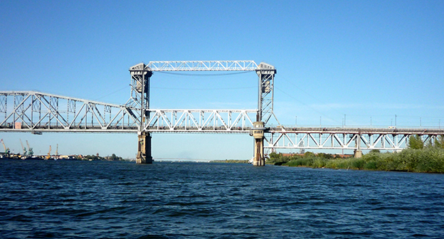 Старый мост в Астрахани. Фото: Vladislav Ustinov, https://ru.wikipedia.org/wiki/%C0%F1%F2%F0%E0%F5%E0%ED%F1%EA%E8%E9_%EC%EE%F1%F2_%28%F1%F2%E0%F0%FB%E9%29