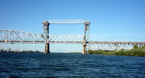 Старый мост в Астрахани. Фото: Vladislav Ustinov, https://ru.wikipedia.org/wiki/%C0%F1%F2%F0%E0%F5%E0%ED%F1%EA%E8%E9_%EC%EE%F1%F2_%28%F1%F2%E0%F0%FB%E9%29