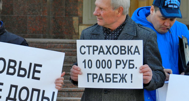 Участники пикета "За честное ОСАГО" потребовали от Центрального банка России контроля деятельности страховых компаний в Волгограде. 20 марта 2015 г. Фото Татьяны Филимоновой для "Кавказского узла"