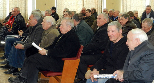 На собрание пришло 220 человек. Фото: Татьяна Филимонова для "Кавказского узла" На собрание пришло 220 человек. Фото: Татьяна Филимонова для "Кавказского узла"