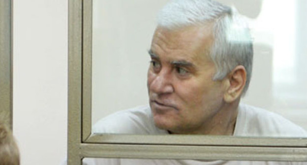 Саид Амиров (справа) во время заседания суда, на переднем плане - защита. Фото Олега Пчелова для "Кавказского узла"