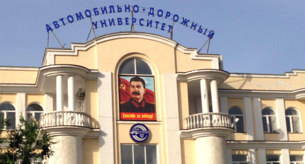 Портрет  Сталина на здании Дагестанского авто-дорожного университета в Махачкале. Фото Ахмеда Альдебирова для "Кавказского узла"