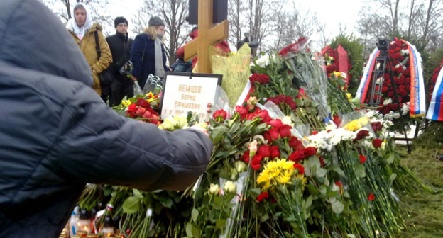 На могиле Бориса Немцова. Москва, 3 марта 2015 г. Фото Вячеслава Ферапошкина для "Кавказского узла"