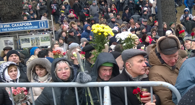 Очередь на панихиду по Борису Немцову. Москва, 3 марта 2015 г. Фото Вячеслава Ферапошкина для "Кавказского узла"