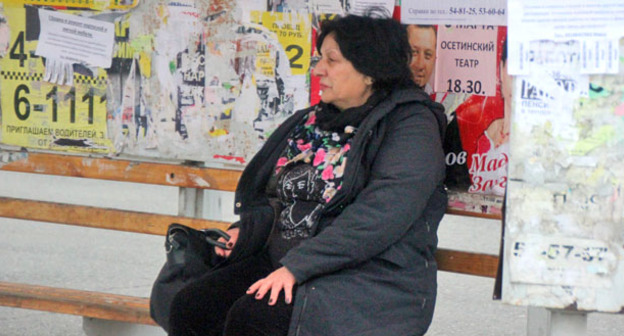 Женщина на остановке. Владикавказ. Фото Ахмеда Альдебирова для "Кавказского узла"
