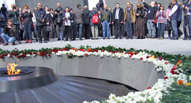 Возложение цветов к мемориалу геноцида армян Цицернакабету. Ереван, 22 марта 2015 г. Фото Эдиты Бадасян для "Кавказского узла"