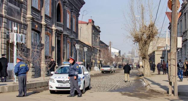 Сотрудники полиции дежурят возле церкви Святого Ншана. Гюмри, 20 января 2015 г. Фото Нарека Тумасяна для "Кавказского узла"