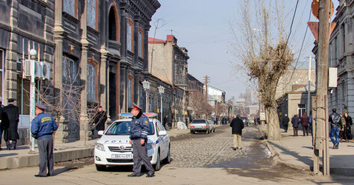 Сотрудники полиции дежурят возле церкви Святого Ншана. Гюмри, 20 января 2015 г. Фото Нарека Тумасяна для "Кавказского узла"