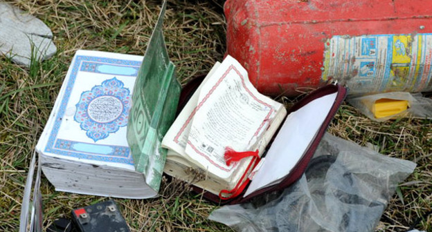 Исламская литература, изъятая сотрудниками силовых структур во время спецоперации. Фото http://nac.gov.ru/