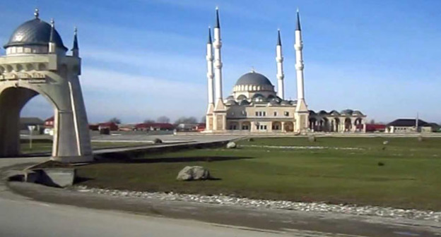 Мечеть в селе Джалка. Чечня. Кадр из видео пользователя antipovic http://www.youtube.com/watch?v=HfZ-aHdiIhU