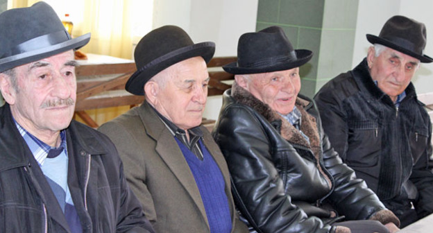 Старейшины поселка Хасанья во время праздничных мероприятий, посвященных Дню возрождения балкарского народа. КБР, 28 марта 2015 г. Фото Людмилы Маратовой для "Кавказского узла"