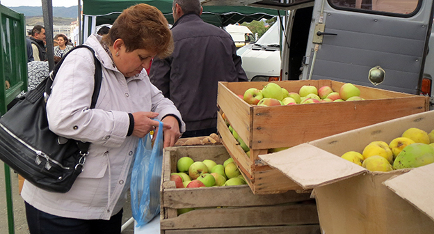 Продажа яблок на рынке. Фото Алвард Григорян для "Кавказского узла"