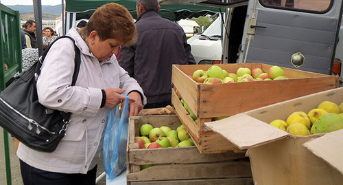 Продажа яблок на рынке. Фото Алвард Григорян для "Кавказского узла"