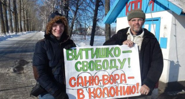 Активисты Экологической вахты по Северному Кавказу в колонии-поселении в селе Садовом Тамбовской области, где отбывает наказание Евгений Витишко. Февраль 2015 г. Фото: экологическая вахта по Северному Кавказу http://www.ewnc.org/