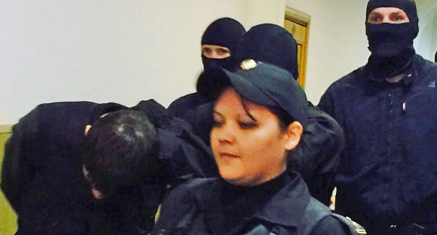 Обвиняемого Заура Дадаева ведут по коридору Басманного суда. Фото корреспондента "Кавказского узла"