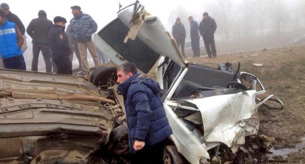 Авария на дороге Кадыркент – Сергокала в Дагестане. 1 апреля 2015 г. Фото предоставлено пресс-службой МЧС