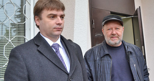 Адвокат потерпевших Александр Попков (слева) с председателем антикоррупционной коалиции Сочи Юрием Марьяном. Сочи, 1 апреля 2015 г. Фото Светланы Кравченко для "Кавказского узла"