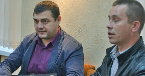 Адвокат Роман Клыков (слева) и подсудимый полицейский Владимир Москвин. Сочи, 1 апреля 2015 г. Фото Светланы Кравченко для "Кавказского узла"