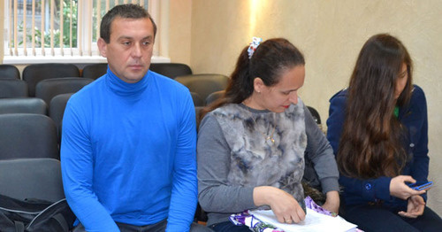 Первый ряд потерпевшие - семья Валения Клищенко (супруга и дочь). Сочи, 1 апреля 2015 г. Фото Светланы Кравченко для "Кавказского узла"